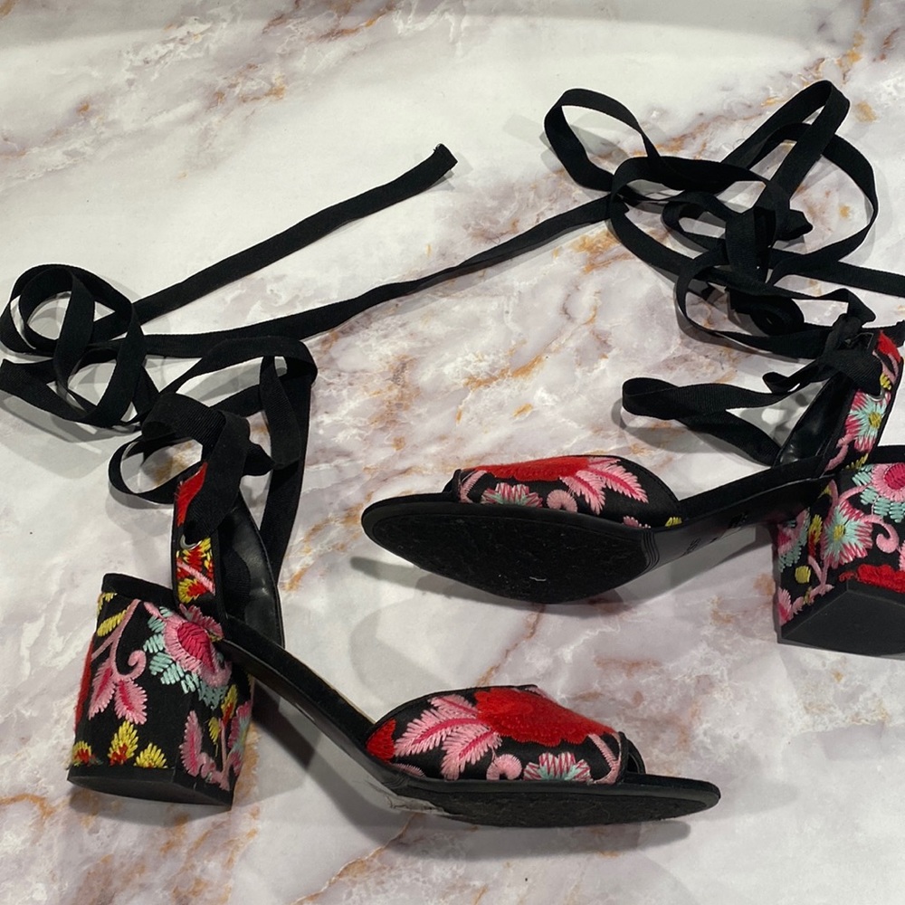 - Guess low heel floral embroidered shoes with ankle ties. SZ 9